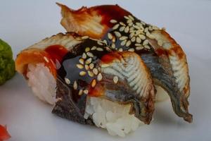 Aal-Sushi auf weißem Hintergrund foto