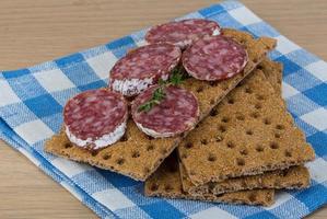 Knäckebrot mit Salami foto