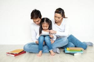 asiatische Familie mit Tablette zusammen foto