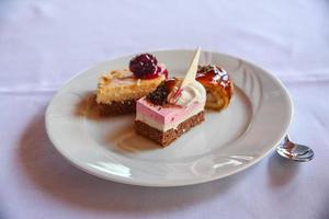 Mini-Kuchen auf dem Teller und weißem Hintergrund foto