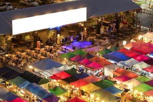 bunte Zelte und Bar im Ratchada Nachtmarkt foto