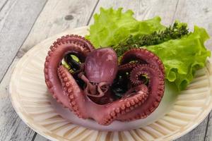 gekochter Oktopus mit Kräutern foto