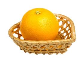 Haufen Orangen in der Schale auf weißem Hintergrund foto