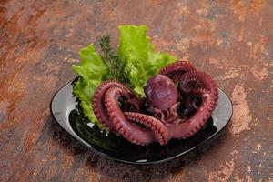 gekochter Oktopus mit Kräutern foto