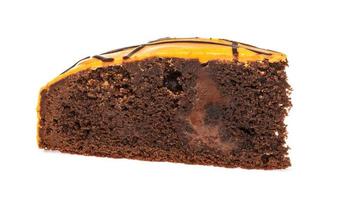 Stück Schokoladenkuchen mit Zuckerguss auf weißem Hintergrund isoliert foto