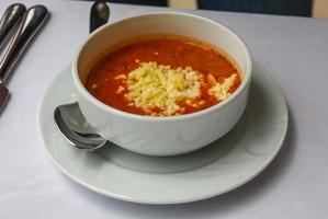 Tomatensuppe in einer Schüssel auf weißem Hintergrund foto