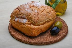 Ciabatta-Brot auf Holzbrett und Holzhintergrund foto