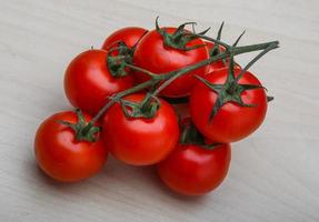 Tomatenzweig auf Holzhintergrund foto