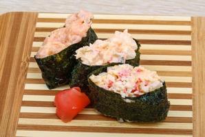 Gunkan-Sushi auf Holzbrett und Holzhintergrund foto