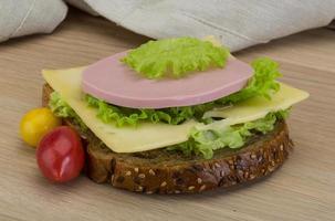 Sandwich mit Schinken und Käse foto