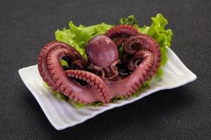 gekochter Oktopus mit Kräutern foto