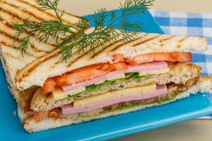 Club-Sandwich auf dem Teller foto