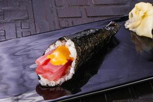 japanische küche-handroll mit thunfisch foto