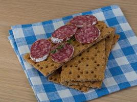 Knäckebrot mit Salami foto