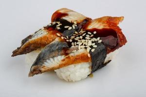 Aal-Sushi auf weißem Hintergrund foto
