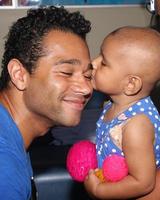 los angeles, 16. september - corbin bleu at the stars 4 lächelt, promis besuchen kinder im krankenhaus des harbour-ucla medical centre am 16. september 2014 in torrance, ca foto