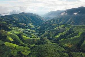 Green Mountain Valley Nan Thailand, grüne Bergfelder mit blauem Himmel foto