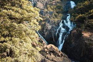 schöner Wasserfall vom Berg foto