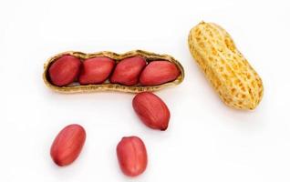 rote erdnüsse auf weiß foto