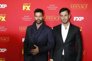 los angeles 8. jan. - ricky martin, martim yosef bei der ermordung von gianni versace - uraufführung der amerikanischen krimigeschichte im arclight theater am 8. januar 2018 in los angeles, ca foto