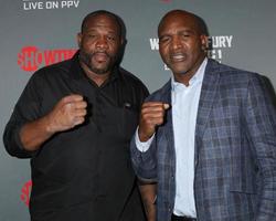 los angeles 1. dezember - riddick bowe, evander holyfield bei der schwergewichtsmeisterschaft der wilder vs. fury-weltmeisterschaft kommen am 1. dezember 2018 im heftklammerzentrum in los angeles, ca foto