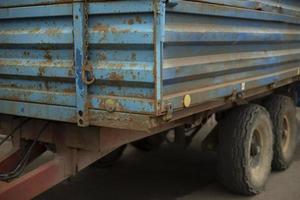 Traktorküchen. Container für ländliche Arbeiten. Güterverkehr im Detail. blauer Anhänger. foto