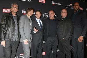 los angeles - 24. feb jeffrey bell, jed whedon, iain de caestecker, clark gregg, jeph loeb, henry simmons at marvels agents of shield 100. episode party im ohm nightclub am 24. februar 2018 in los angeles, ca foto