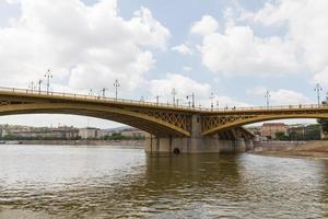 malerischer blick auf die kürzlich erneuerte margitbrücke in budapest. foto