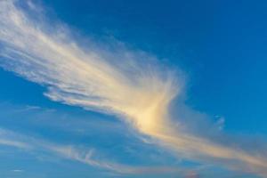 blauer Himmel und Wolken foto