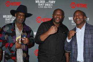 Los Angeles Dez 1 - Michael Spinks, Riddick Bowe, Evander Holyfield bei der Schwergewichts-Meisterschaft der Weltmeisterschaft Wilder vs. Fury kommen am 1. Dezember 2018 im Staples Center in Los Angeles an, ca foto