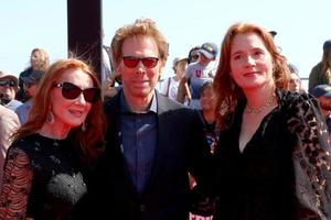 los angeles 4. mai - linda bruckheimer, jerry bruckheimer, ihre tochter alexandra balahoutis bei der top gun - maverick weltpremiere bei uss midway am 4. mai 2022 in san diego, ca foto