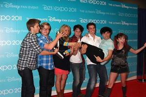 los angeles, aug 19 - also zufällige darsteller, darunter tiffany thornton, doug bruchu, sterling knight, allisyn ashley arm auf der d23 expo 2011 im anaheim Convention center am 19. august 2011 in anaheim, ca foto