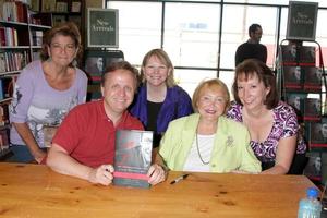 los angeles, 8. juli - hintere reihe - toni veltri, debby oconnor, kathie gunn zweite reihe - michael maloney, lee phillip bell im william j. Bell Biografie Signierstunde bei Barnes and Noble am 8. Juli 2012 in Costa Mesa, ca foto