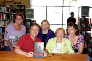 los angeles, 8. juli - hintere reihe - toni veltri, debby oconnor, kathie gunn zweite reihe - michael maloney, lee phillip bell im william j. Bell Biografie Signierstunde bei Barnes and Noble am 8. Juli 2012 in Costa Mesa, ca foto