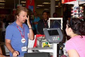 los angeles, 3. juli - david spade clerks bei k-mart, um den march of dimes zu unterstützen und den erwachsenen 2-film im k-mart am 3. juli 2013 in los angeles, ca foto