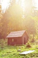 kleines Naturhaus, das aus Holz gebaut ist. Das Gebäude liegt im Wald foto