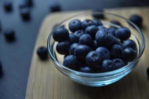 Blaubeeren in Glasschüssel foto