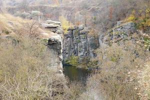 granitfelsen der bukski-schlucht mit dem fluss girskyi tikych. malerische landschaft und schöner ort in der ukraine foto