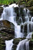 wasserfall shipot shipit - einer der schönsten und am vollsten fließenden wasserfälle von transkarpatien foto