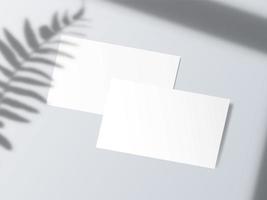 weißes leeres visitenkartenmodelldesign lokalisiert auf grauem hintergrund foto