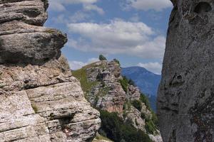 Berglandschaft, Steinsäulen in Form von Geistern in einem Bergtal, eine Schlucht gegen den Himmel. foto