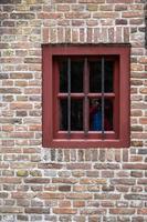 altes Fenster im alten Haus foto