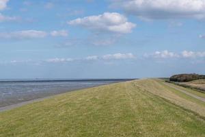 Deich in der Sonne an der Nordsee foto