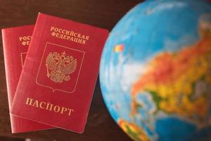 zwei russische Pässe und ein Globus. ausruhen, reisen foto