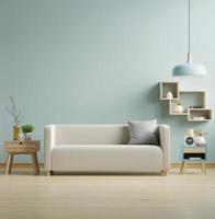 modernes wohnzimmer mit sofa und raumdekoration auf hellblauem wandhintergrund. 3D-Darstellungswiedergabe foto