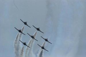 Düsenflugzeuge, die auf einer Ausstellung in Formation fliegen foto