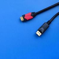 Audio-Video-HDMI-Computerkabelstecker und vergoldeter 20-poliger Displayport-Stecker für eine einwandfreie Verbindung auf blauem Hintergrund foto