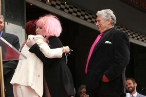 los angeles, 11. april - sharon osbourne, cyndi lauper, harvey fierstein bei der harvey fierstein und cyndi lauper hollywood walk of fame zeremonie im pantages theater am 11. april 2016 in los angeles, ca foto