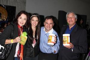 los angeles, nov 20 - stepfanie powers, gil r. tatarsky, victor zeines in der Connected s celebrity gift suite zur feier der 2010 american music awards in den ben kitay studios am 20. november 2010 in los angeles, ca foto