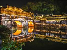 landschaftsansicht in der nacht der alten stadt fenghuang .phoenix alte stadt oder fenghuang grafschaft ist eine grafschaft der provinz hunan, china foto